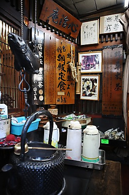 포토 JPG 해외풍경 해외 아시아 전통문화 액자 일본문화 주전자 실내 사람없음 인테리어 상점 식당 일본 술집 연기 국자 전통주 사케 군마 가열 목판 주점 이바라키 국내포토 동양문화 전통 디자인 나라 문화 외국문화 주방용품 주류 풍경 내부 파일형식