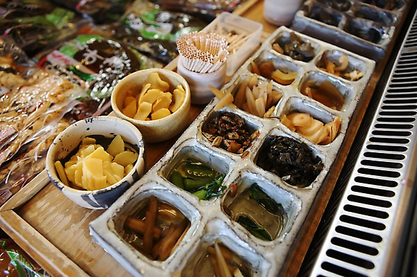 포토 JPG 그릇 접시 음식 백그라운드 채소 재료 반찬 마늘 요리 근접촬영 사람없음 아웃포커스 상점 전시 시장 이쑤시개 절임 국내포토 식기 뷰포인트 촬영기법 파일형식