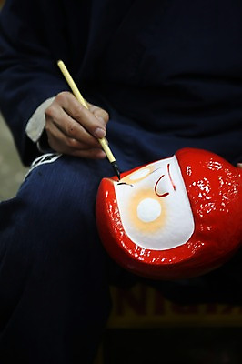 포토 JPG 해외 손 아시아 전통문화 문화 예술 일본문화 실내 사람 아웃포커스 신체부위 일본 붓 작업 일본인 공예 작품 소원 장인 군마 다루마 수공예품 이바라키 국내포토 외국인 동양문화 전통 나라 외국문화 촬영기법 미술 동양인 취미 내부 공예품 일본전통 파일형식