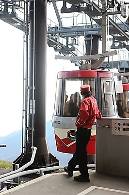 포토 JPG 주간 해외풍경 해외 시설물 남자 아시아 교통 산 한명 사람 풍경 성인 야외 일본 장비 정상 안내원 케이블카 군마 이바라키 남자만 남자한명만 성인남자만 성인만 국내포토 자연요소 직업 1 건축물 나라 파일형식