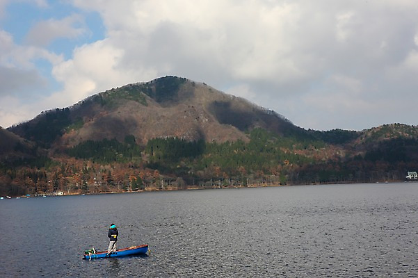 포토 JPG 주간 구름 해외풍경 해외 남자 아시아 호수 수상교통 자연 하늘 산 한명 풍경 성인 야외 뒷모습 물 평화 일본 후지산 군마 선박 이바라키 남자만 남자한명만 성인남자만 성인만 국내포토 자연요소 1 나라 교통수단 뷰포인트 컨셉 사람 세계문화유산 생태계 파일형식