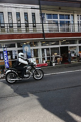 포토 JPG 주간 해외풍경 해외 아시아 교통수단 거리 그림자 거리풍경 사람 풍경 성인 야외 두명 건물 도시풍경 상점 일본 오토바이 도시 군마 이바라키 성인만 국내포토 자연요소 건축물 나라 교통 바이크 파일형식