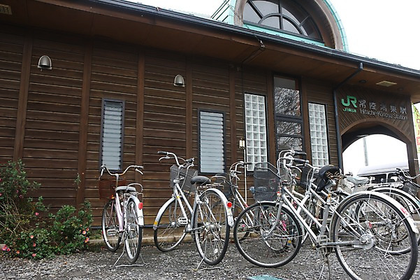 포토 JPG 주간 해외풍경 해외 아시아 교통수단 풍경 사람없음 야외 건물 일본 자전거 바이크 바퀴 역 주차 여러대 기차역 군마 이바라키 국내포토 자연요소 건축물 나라 육상교통 다수 교통 교통시설 파일형식