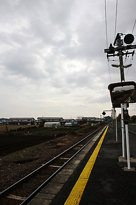 포토 JPG 주간 구름 해외풍경 해외 시설물 아시아 육상교통 하늘 풍경 사람없음 야외 마을 일본 기찻길 신호등 플랫폼 전봇대 군마 흐림 이바라키 철도의날 국내포토 자연요소 건축물 공공시설 나라 교통수단 교통시설 날씨 파일형식 법정기념일