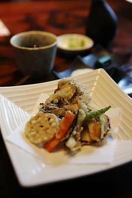 포토 JPG 그릇 식기 접시 음식 백그라운드 채소 탁자 디저트 요리 근접촬영 사람없음 아웃포커스 컵 튀김 물컵 일본음식 국내포토 뷰포인트 가구 촬영기법 파일형식