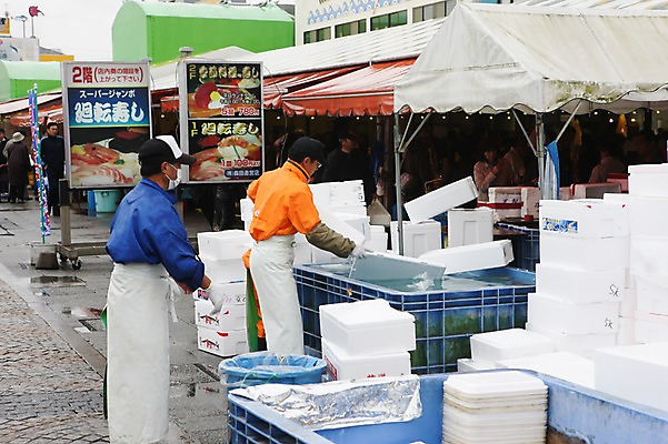 포토 JPG 주간 해외풍경 해외 아시아 식재료 사람 풍경 여러명 성인 야외 아웃포커스 상자 판매 일본 전시 시장 상품 상인 고객 군마 어시장 이바라키 성인만 국내포토 자연요소 나라 다수 촬영기법 파일형식