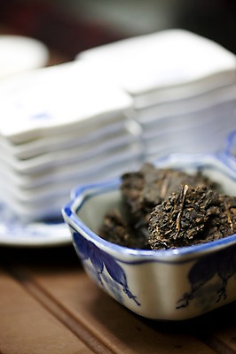 포토 JPG 해외 아시아 음료 음식 탁자 건조 실내 사람없음 아웃포커스 중국 카페 도자기 다기 운남 운남성 보이차 차잎 국내포토 나라 가구 잎 촬영기법 내부 차_음료 상점 성 다도 파일형식