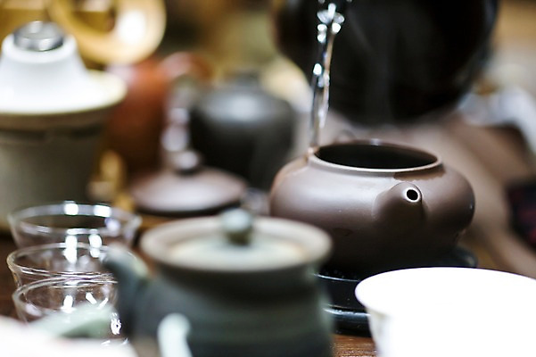 포토 JPG 해외 교육 아시아 문화 음료 외국문화 탁자 주전자 잔 실내 사람없음 라이프 생활 아웃포커스 물 중국 카페 붓기 찻잔 다기 운남 운남성 보이차 전통찻집 국내포토 자연요소 식기 나라 가구 모션 주방용품 촬영기법 내부 차_음료 상점 성 다도 파일형식