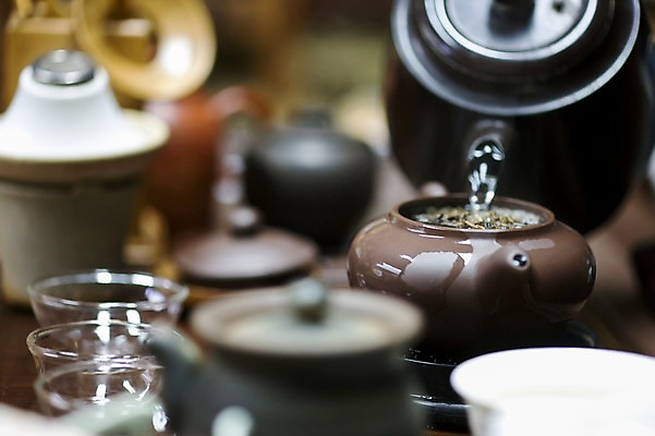 포토 JPG 해외 교육 아시아 문화 음료 외국문화 탁자 주전자 잔 실내 사람없음 라이프 생활 아웃포커스 물 중국 카페 붓기 찻잔 다기 운남 운남성 보이차 전통찻집 국내포토 자연요소 식기 나라 가구 모션 주방용품 촬영기법 내부 차_음료 상점 성 다도 파일형식