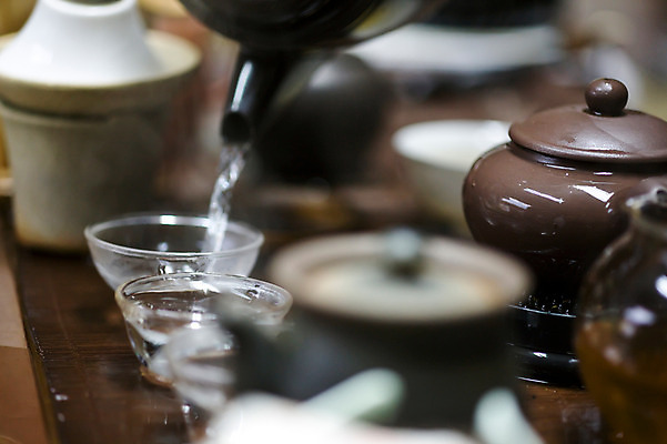 포토 JPG 해외 교육 아시아 문화 음료 외국문화 탁자 주전자 잔 실내 사람없음 라이프 생활 아웃포커스 물 중국 카페 붓기 찻잔 다기 운남 운남성 보이차 전통찻집 국내포토 자연요소 식기 나라 가구 모션 주방용품 촬영기법 내부 차_음료 상점 성 다도 파일형식