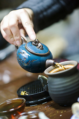 포토 JPG 해외 손 교육 아시아 문화 음료 외국문화 탁자 주전자 잔 실내 라이프 생활 신체부위 중국 카페 붓기 찻잔 다기 운남 운남성 보이차 전통찻집 국내포토 식기 나라 가구 모션 주방용품 사람 내부 차_음료 상점 성 다도 파일형식