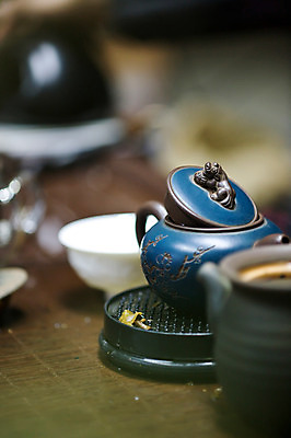 포토 JPG 해외 교육 아시아 문화 음료 외국문화 탁자 주전자 잔 실내 라이프 생활 아웃포커스 중국 카페 찻잔 다기 운남 운남성 보이차 전통찻집 국내포토 식기 나라 가구 주방용품 촬영기법 내부 차_음료 상점 성 다도 파일형식