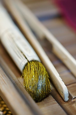 포토 JPG 해외 아시아 탁자 털 실내 집게 사람없음 목재 아웃포커스 중국 미술도구 도구 붓 오브젝트 운남 운남성 국내포토 나무 나라 가구 재료 촬영기법 내부 성 파일형식