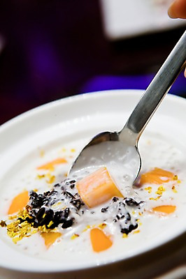 포토 JPG 그릇 접시 음식 탁자 디저트 실내 사람없음 식당 숟가락 시리얼 요구르트 요플레 믹싱볼 국내포토 식기 가구 유제품 수저 내부 상점 파일형식