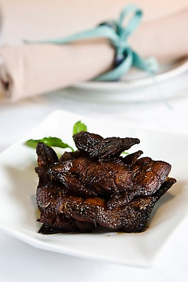 포토 JPG 그릇 식기 접시 리본 음식 백그라운드 육류 요리 근접촬영 사람없음 아웃포커스 중식 식탁보 퓨전요리 국내포토 뷰포인트 식재료 촬영기법 파일형식