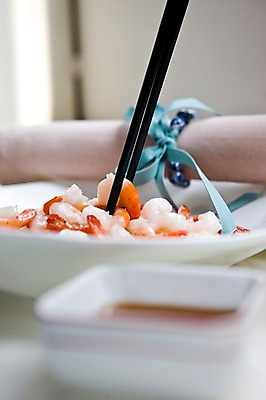 포토 JPG 그릇 식기 접시 리본 음식 백그라운드 젓가락 새우 요리 근접촬영 사람없음 아웃포커스 중식 식탁보 해산물 퓨전요리 새우요리 칵테일새우 국내포토 뷰포인트 촬영기법 수저 갑각류 파일형식