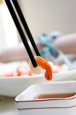 포토 JPG 그릇 식기 접시 음식 백그라운드 젓가락 새우 요리 근접촬영 사람없음 아웃포커스 중식 해산물 퓨전요리 새우요리 칵테일새우 국내포토 뷰포인트 촬영기법 수저 갑각류 파일형식