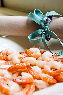포토 JPG 그릇 식기 접시 리본 음식 백그라운드 새우 요리 근접촬영 사람없음 아웃포커스 중식 식탁보 해산물 퓨전요리 새우요리 칵테일새우 국내포토 뷰포인트 촬영기법 갑각류 파일형식