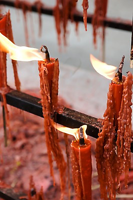 포토 JPG 주간 해외풍경 해외 아시아 백그라운드 불교 초 촛불 불 풍경 사람없음 야외 아웃포커스 빨간색 중국 기도 사찰 사원 촛농 해남도 국내포토 녹이기 자연요소 나라 종교 컬러 비즈니스 종교건축 모션 촬영기법 파일형식