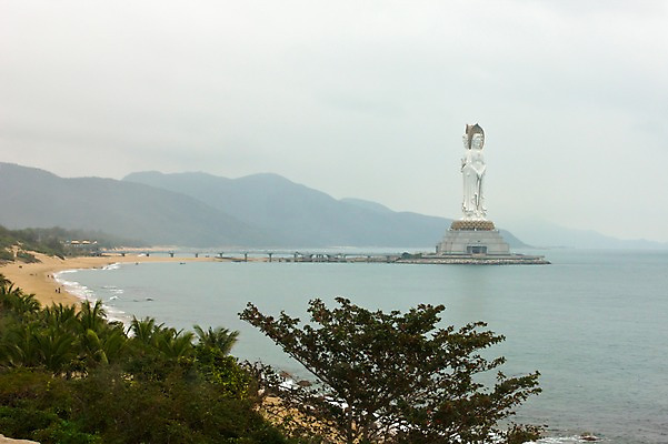 포토 JPG 주간 해외풍경 해외 아시아 바다 섬 불교 산 사람 풍경 여러명 해변 야외 관광지 모래사장 조각상 중국 불상 흐림 관음상 해남도 가교 국내포토 자연요소 건축물 나라 종교 여행 다수 날씨 조형물 관세음보살 파일형식