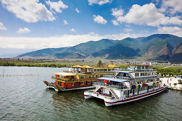 포토 JPG 주간 구름 해외풍경 해외 아시아 교통수단 수상교통 하늘 산 풍경 사람없음 야외 강 맑음 중국 유람선 정박 운남성 따리 얼하이레이크 얼하이호 선박 국내포토 자연요소 나라 교통 배_교통 날씨 성 파일형식