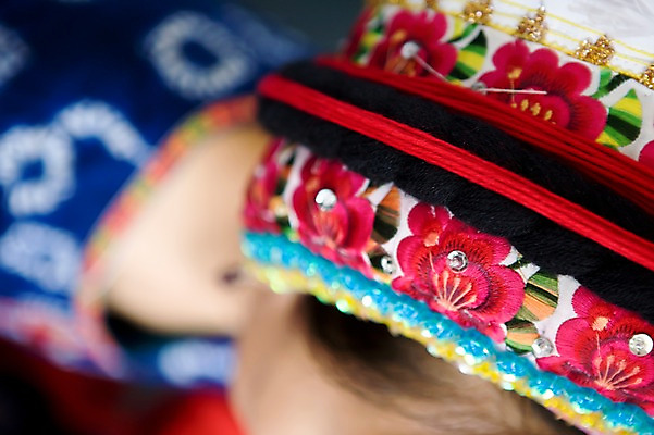 포토 JPG 주간 모자 해외 문양 아시아 문화 무늬 야외 신체부위 머리 전통문양 중국 전통의상 운남성 따리 얼하이레이크 얼하이호 전통모자 국내포토 자연요소 모자_잡화 전통 잡화 나라 사람 성 파일형식