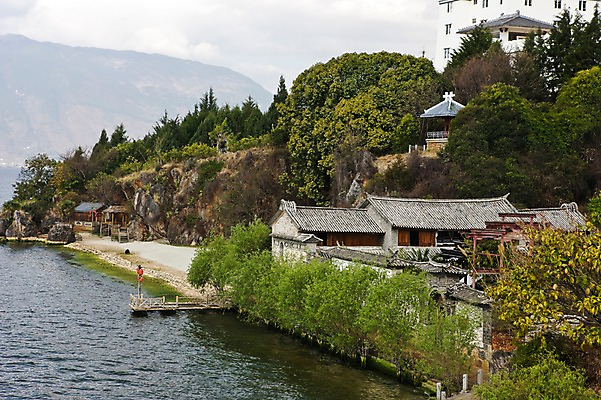 포토 JPG 주간 나무 해외풍경 해외 건축물 아시아 고건축 산 풍경 사람없음 야외 건물 강 항구 중국 운남성 따리 얼하이레이크 얼하이호 국내포토 자연요소 식물 건축 나라 교통시설 성 파일형식