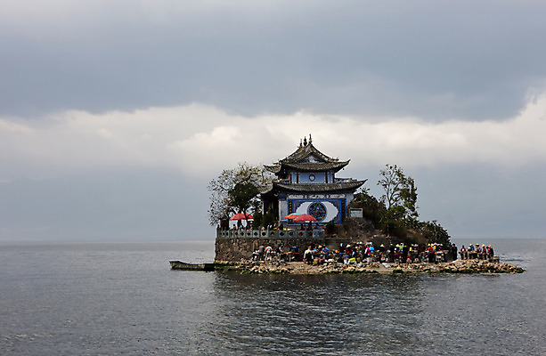 포토 JPG 주간 외국인 해외풍경 해외 건축물 아시아 호수 섬 사람 풍경 여러명 야외 물 강 중국인 중국 상인 별장 노점 운남성 흐림 따리 얼하이레이크 얼하이호 국내포토 자연요소 건축 나라 다수 날씨 주택 동양인 인종 상점 성 파일형식