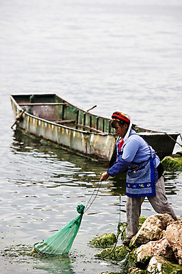 포토 JPG 주간 해외풍경 해외 여자 아시아 호수 이끼 한명 사람 풍경 야외 강 중국 돌_바위 바위 다리 작업 망 그물 작업실 정박 운남성 따리 얼하이레이크 얼하이호 선박 여자만 여자한명만 국내포토 자연요소 1 나라 수상교통 배_교통 신체부위 성 파일형식