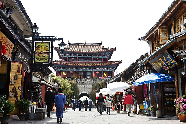 포토 JPG 주간 해외풍경 해외 건축물 아시아 고건축 거리 거리풍경 사람 풍경 여러명 성인 야외 건물 관광지 여행객 상점 중국 다리 운남성 따리 올드타운 성인만 국내포토 자연요소 건축 나라 여행 다수 신체부위 성 파일형식