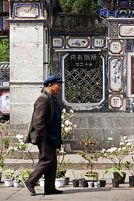 포토 JPG 주간 해외풍경 해외 건축물 할아버지 노년 남자 아시아 외벽 한명 풍경 성인 야외 건물 중국 다리 보행자 운남성 따리 올드타운 남자만 남자한명만 성인남자만 성인한명만 성인남자한명만 노인만 성인만 노인남자만 노인남자한명만 국내포토 자연요소 1 건축 나라 벽 사람 신체부위 성 파일형식