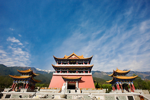 포토 JPG 주간 나무 구름 해외풍경 해외 건축물 아시아 로우앵글 유적 하늘 지붕 산 풍경 사람없음 야외 건물 동상 맑음 중국 성 조경 운남성 따리 국내포토 자연요소 식물 전통 건축 나라 뷰포인트 날씨 조형물 기념물 파일형식