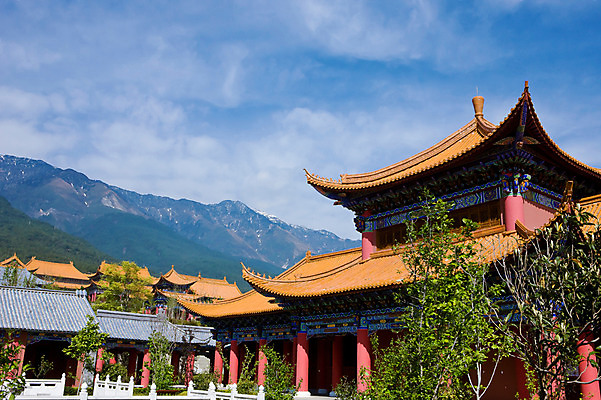 포토 JPG 주간 나무 구름 해외풍경 해외 건축물 아시아 로우앵글 유적 하늘 지붕 산 풍경 사람없음 야외 건물 맑음 중국 성 조경 운남성 따리 국내포토 자연요소 식물 전통 건축 나라 뷰포인트 날씨 파일형식
