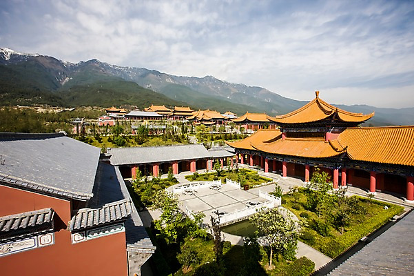 포토 JPG 주간 구름 해외풍경 해외 건축물 아시아 고건축 유적 하늘 지붕 산 풍경 사람없음 야외 건물 하이앵글 맑음 중국 조경 운남성 따리 국내포토 자연요소 전통 건축 나라 뷰포인트 날씨 성 파일형식