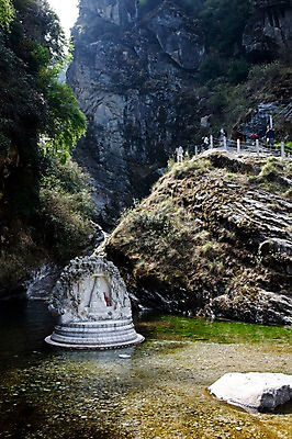 포토 JPG 주간 외국인 해외풍경 해외 아시아 조각 불교 유적 산 사람 풍경 여러명 야외 물 조각상 여행객 계곡 중국 등산 절벽 산책로 불상 웅덩이 운남성 등산로 따리 조각_조소 국내포토 자연요소 전통 나라 종교 길 다수 인종 조형물 트래킹 성 조소 파일형식