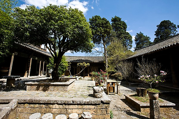 포토 JPG 주간 나무 해외풍경 해외 건축물 아시아 화분 고건축 주택 풍경 사람없음 야외 마을 중국 시골 조경 운남성 분재 리장 바이사 국내포토 자연요소 식물 건축 나라 건물 성 파일형식