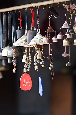 포토 JPG 주간 해외풍경 해외 아시아 장신구 매달리기 사람없음 야외 아웃포커스 마을 상점 중국 전시 종 방울 시골 운남성 리장 바이사 수공예품 국내포토 자연요소 나라 모션 촬영기법 풍경 장식 성 공예품 파일형식