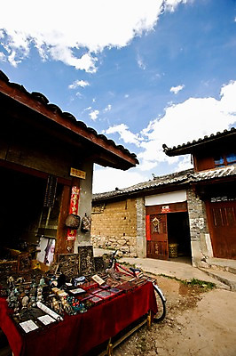 포토 JPG 주간 해외풍경 해외 건축물 아시아 고건축 거리 거리풍경 풍경 사람없음 야외 건물 마을 상점 중국 전시 시골 골목길 상품 노점 운남성 리장 바이사 국내포토 자연요소 건축 나라 길 성 파일형식