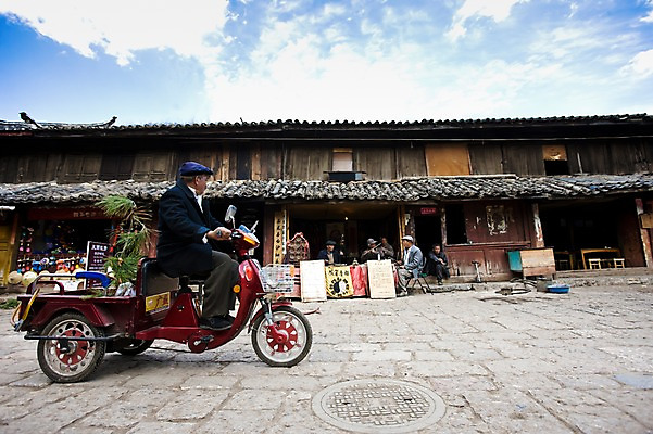 포토 JPG 주간 해외풍경 해외 할아버지 노년 남자 아시아 로우앵글 고건축 거리 거리풍경 사람 풍경 여러명 성인 야외 마을 상점 중국 전시 시골 상품 노점 운남성 리장 바이사 남자만 성인남자만 노인만 성인만 노인남자만 국내포토 자연요소 건축물 나라 뷰포인트 다수 성 파일형식