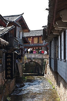 포토 JPG 주간 해외풍경 해외 건축물 아시아 고건축 사람 풍경 여러명 성인 야외 건물 물 관광지 여행객 중국 흐름 수로 운남성 리장 올드타운 가교 성인만 국내포토 자연요소 건축 나라 여행 다수 컨셉 성 파일형식
