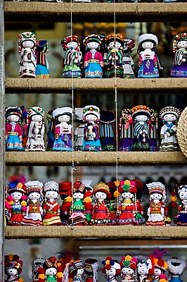 포토 JPG 주간 해외풍경 해외 아시아 인형 백그라운드 거리 거리풍경 사람없음 야외 아웃포커스 장식 상점 중국 전시 상품 전통의상 운남성 전통인형 리장 올드타운 국내포토 자연요소 전통 나라 촬영기법 풍경 성 파일형식