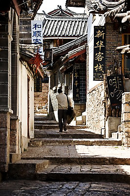 포토 JPG 주간 해외풍경 해외 건축물 아시아 고건축 거리 거리풍경 사람 성인 야외 건물 뒷모습 상점 식당 중국 골목길 운남성 리장 올드타운 성인만 국내포토 자연요소 건축 나라 길 뷰포인트 풍경 성 파일형식