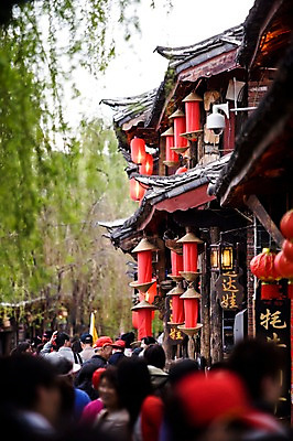 포토 JPG 주간 해외풍경 해외 건축물 아시아 다수 고건축 사람 풍경 여러명 야외 건물 아웃포커스 관광지 여행객 상점 식당 중국 등불 운남성 리장 올드타운 국내포토 자연요소 건축 나라 여행 조명 촬영기법 성 파일형식