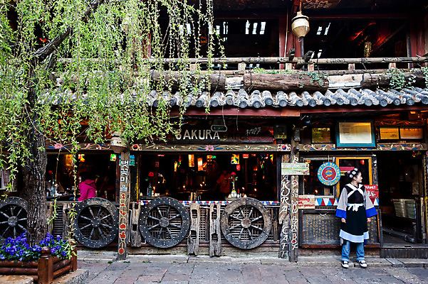 포토 JPG 주간 해외풍경 해외 여자 아시아 고건축 거리 거리풍경 사람 풍경 여러명 야외 중국인 상점 식당 중국 운남성 리장 올드타운 주점 여자만 국내포토 자연요소 외국인 건축물 나라 다수 동양인 술집 성 파일형식