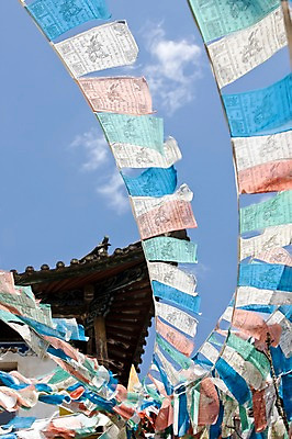 포토 JPG 주간 나무 구름 해외풍경 해외 공원 아시아 줄 로우앵글 고건축 하늘 날리기 풍경 사람없음 야외 아웃포커스 맑음 중국 기도 천 제사 소원 운남성 걸림 리장 헤이룽탄공원 국내포토 자연요소 식물 건축물 공공시설 나라 뷰포인트 모션 날씨 촬영기법 직물 성 전통의례 호수공원 파일형식