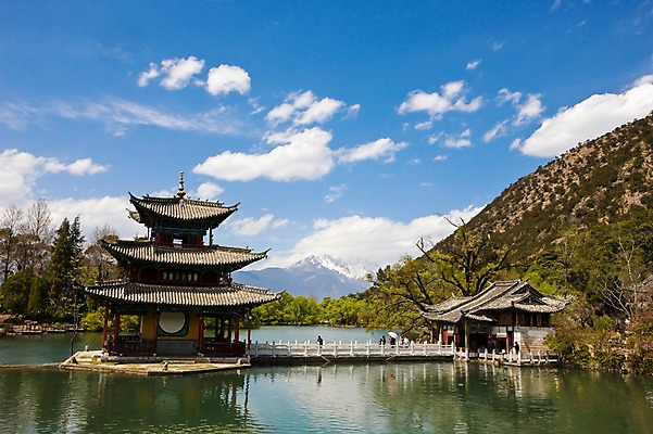 포토 JPG 주간 구름 해외풍경 해외 공원 아시아 하늘 풍경 사람없음 야외 물 관광지 반사 맑음 중국 정자 운남성 리장 가교 헤이룽탄공원 국내포토 자연요소 건축물 공공시설 나라 여행 날씨 성 호수공원 파일형식