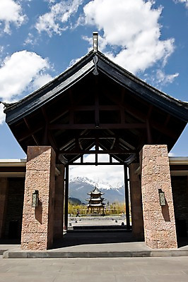 포토 JPG 주간 구름 해외풍경 해외 건축물 아시아 로우앵글 하늘 리조트 산 사람 풍경 야외 인테리어 맑음 중국 정자 대문 만년설 운남성 리장 반얀트리 옥룡설산 위롱쉐산 팔각정 국내포토 자연요소 디자인 건축 나라 뷰포인트 날씨 문 성 정자_건축물 파일형식 설산