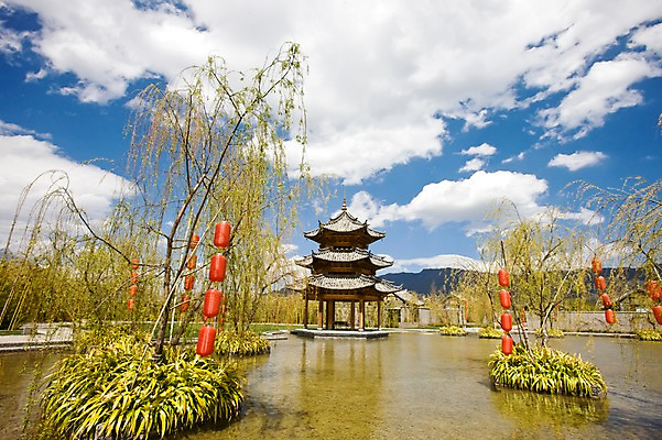 포토 JPG 주간 나무 구름 해외풍경 해외 아시아 로우앵글 하늘 리조트 풍경 사람없음 야외 물 반사 맑음 중국 연못 정자 운남성 리장 반얀트리 팔각정 국내포토 자연요소 식물 건축물 나라 뷰포인트 날씨 성 정자_건축물 파일형식