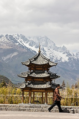 포토 JPG 주간 해외풍경 해외 남자 아시아 리조트 산 한명 사람 풍경 성인 야외 중국인 중국 연못 보행자 정자 만년설 운남성 리장 반얀트리 옥룡설산 위롱쉐산 팔각정 남자만 남자한명만 성인남자만 성인만 국내포토 자연요소 외국인 1 건축물 나라 동양인 성 정자_건축물 파일형식 설산