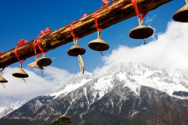 포토 JPG 주간 나무 구름 해외풍경 해외 아시아 하늘 산 매달리기 풍경 사람없음 야외 맑음 중국 눈 기둥 만년설 나무조각 운남성 리장 옥룡설산 위롱쉐산 국내포토 자연요소 식물 건축 나라 모션 날씨 목재 성 파일형식 설산